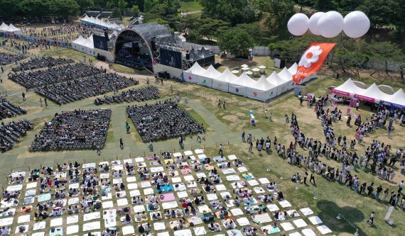 [서울=뉴시스] 백동현 기자 = 맑은 날씨를 보인 15일 오후 서울 송파구 올림픽공원 88잔디마당에서 열린 '뷰티풀 민트 라이프 2022'를 찾은 시민들이 축제를 즐기고 있다. 2022.05.15. livertrent@newsis.com