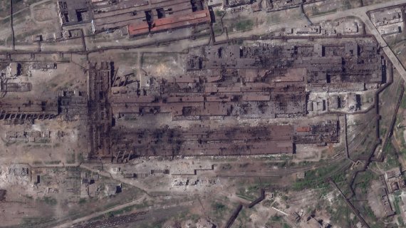 [마리우폴=AP/뉴시스] 플래닛 랩스 PBC가 촬영한 위성사진으로, 지난 6일(현지시간) 우크라이나 마리우폴의 아조우스탈 제철소가 처참하게 파괴된 모습이 보이고 있다.