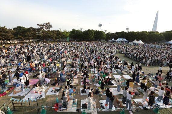 서울 송파구 올림픽공원 88잔디마당에서 열린 뷰티풀 민트 라이프에서 시민들이 공연을 즐기고 있다. © News1 신웅수 기자