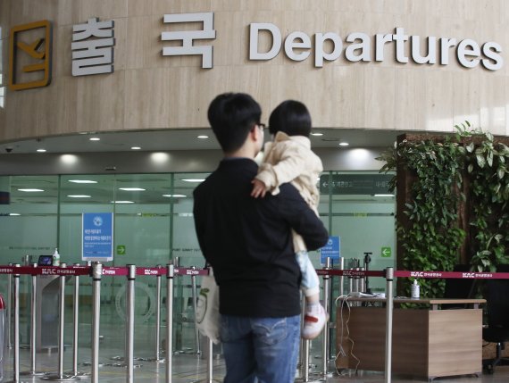 정부가 김포-하네다 노선을 재개되도록 조치하겠다고 밝힌 가운데 15일 서울 김포공항 국제선 출국장에서 시민들이 지나가고 있다.© News1 송원영 기자