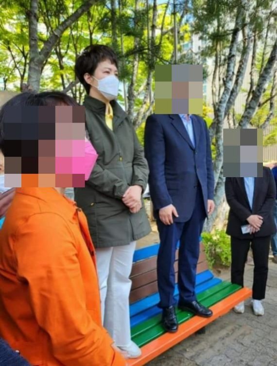 에 김은혜 국민의힘 분당갑 후보가 신발을 신은 채 벤치 위에 올라가 있다. /사진=이준석 국민의힘 대표 페이스북