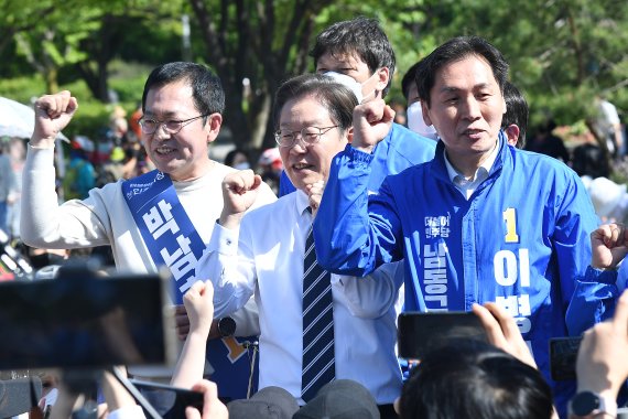 [인천=뉴시스] 국회사진기자단 = 이재명 더불어민주당 총괄선거대책위원장 겸 인천 계양을 국회의원 후보가 15일 인천시 남동구 인천대공원에서 시민들에게 인사말을 하고 있다. 왼쪽은 박남춘 더불어민주당 인천시장 후보. 2022.05.15. photo@newsis.com