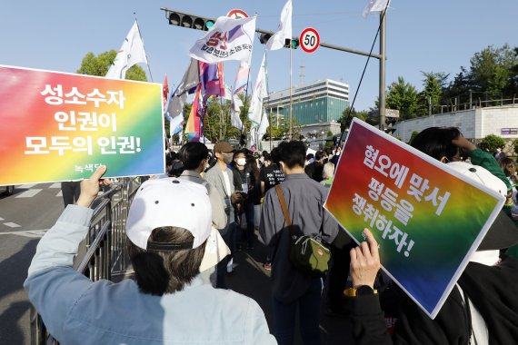 [서울=뉴시스] 최동준 기자 = 2022 국제성소수자혐오반대의날 공동행동이 14일 서울 용산구 대통령실 앞 도로에서 혐오와 차별에 반대하며 행진하고 있다. 2022.05.14. photocdj@newsis.com