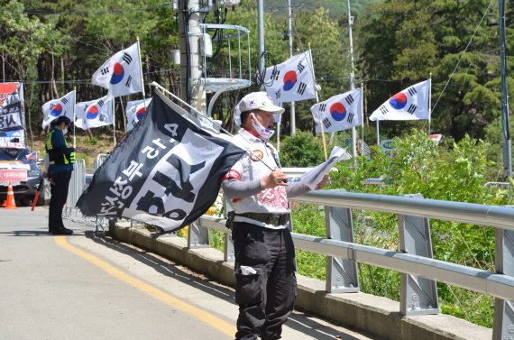 "빨갱이 문재인, 국민학살"에 참지 못한 문 전 대통령 "반지성이..."