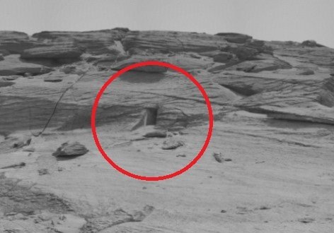 화성 탐사 로봇 큐리오시티가 보내온 사진. 빨간 원으로 표시한 부분에 대해 누리꾼들이 출입문을 연상시킨다는 반응을 보이고 있다.(트위터 갈무리) © 뉴스1