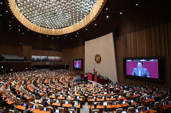 윤석열 대통령이 16일 서울 여의도 국회에서 열린 본회의에서 코로나19 손실보상을 위한 추가경정예산(추경안)에 대해 시정연설을 하고 있다.사진=박범준 기자