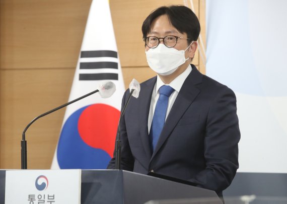 [서울=뉴시스] 김명원 기자 = 조중훈 통일부 대변인이 16일 오전 서울 종로구 정부서울청사에서 현안 관련 정례브리핑을 하고 있다. 2022.05.16. kmx1105@newsis.com