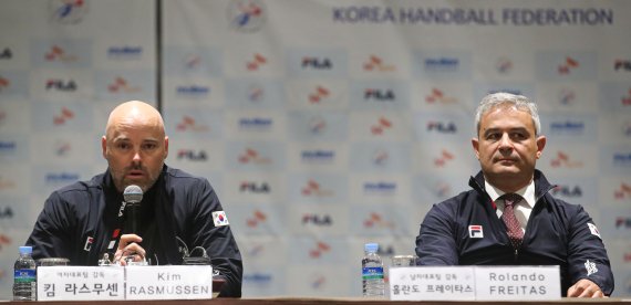 [서울=뉴시스] 권창회 기자 = 한국 여자 핸드볼 국가대표팀 감독을 맡은 킴 라스무센 감독이 16일 오전 서울 광진구 워커힐호텔에서 열린 핸드볼 남녀 신임 국가대표팀 외국인 감독 공식 기자회견에서 취재진의 질문에 답하고 있다. 2022.05.16. kch0523@newsis.com