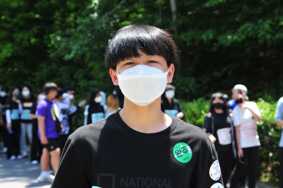 [광주=뉴시스] [광주=뉴시스] 5·18민주화운동 42주기를 이틀 앞둔 16일 오전 광주 북구 운정동 국립5·18민주묘지에서 '오월길 대행진' 행사에 참여해 가장 먼저 민주묘지에 도착한 유태원(16·각화중) 군이 인터뷰를 하고 있다. 2022.05.16. leeyj2578@newsis.com