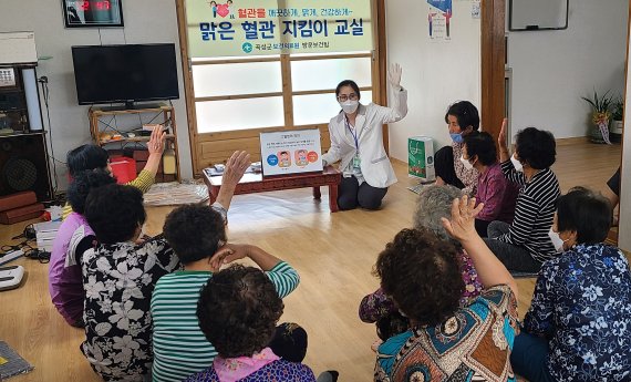 [곡성=뉴시스] 전남 곡성군은 다음달 9일부터 7월 1일까지 곡성읍 8개 경로당을 대상으로 '찾아가는 심뇌혈관 질환 예방 프로그램'을 운영한다고 16일 밝혔다. (사진=곡성군청 제공). photo@newsis.com *재판매 및 DB 금지