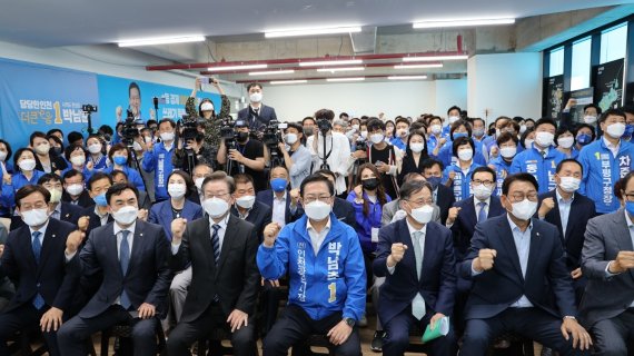 [6·1지방선거]이재명·박남춘, 더불어민주당 인천시 통합선대위 출범
