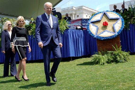 조 바이든 미국 대통령(가운데)과 영부인 질 바이든 여사가 15일(현지시간) 미 워싱턴 국회의사당에서 열린 국가 평화 관료 기념식에 참석해 헌화하고 있다. 로이터뉴스1