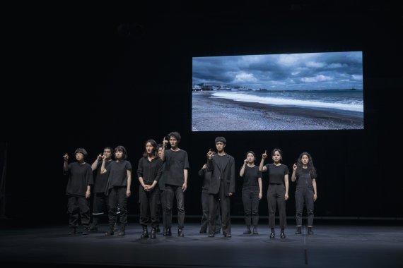 국립극단이 다음달 5일까지 공연하는 연극 '기후비상사태: 리허설'의 한 장면. 국립극단 제공