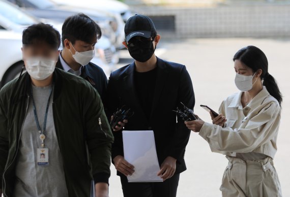 아프리카TV 코인전문 BJ 챈서스가 16일 오전 서울 성동경찰서로 조사를 받기 위해 출석하고 있다. BJ 챈서스는 최근 폭락한 암호화폐 루나·테라 발행사 테라폼랩스 권도형 대표의 주거지에 무단침입한 혐의를 받고 있다. 2022.5.16/뉴스1 © News1 구윤성 기자