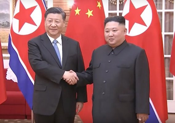 지난 2019년 6월 평양을 방문한 시진핑 중국 국가주석과 김정은 북한 국무위원장이 북중정상회담을 가진 뒤 악수하고 있다. 사진=뉴스1