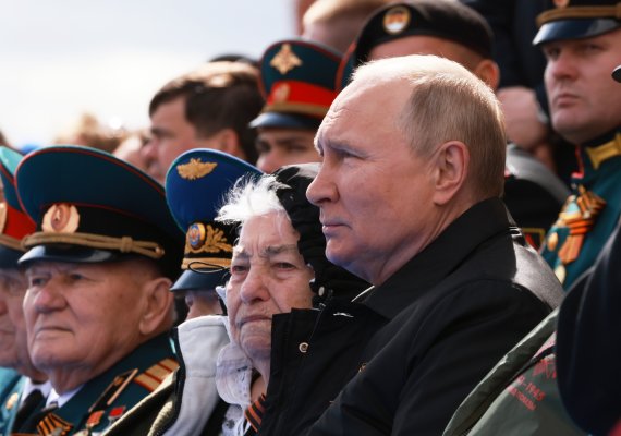 블라디미르 푸틴 러시아 대통령이 지난 9일(현지시간) 러시아 모스크바 붉은 광장에서 열린 제2차 세계대전 승전 기념일(전승절) 열병식에 참석해 퍼레이드를 지켜보고 있다. 2022.05.16. /사진=뉴시스