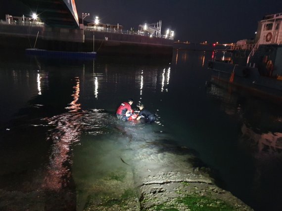 17일 오전 4시33분쯤 전남 고흥군 도양읍 녹동항 해상에서 50대 남성이 바다에 빠졌다는 신고가 접수돼 여수해경이 구조 작업을 벌이고 있다.(여수해양경찰서 제공)2022.5.17/뉴스1