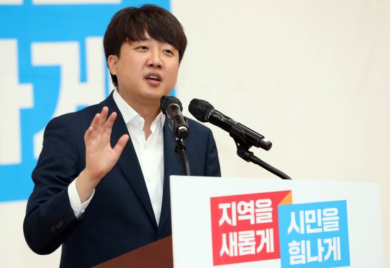 [부산=뉴시스] 하경민 기자 = 이준석 국민의힘 대표가 17일 오전 부산 동구 부산항국제전시컨벤션센터에서 열린 제8회 전국동시지방선거 국민의힘 부산선거대책위원회 출범 및 필승결의대회'에 참석, 인사말을 하고 있다. 2022.05.17. yulnetphoto@newsis.com
