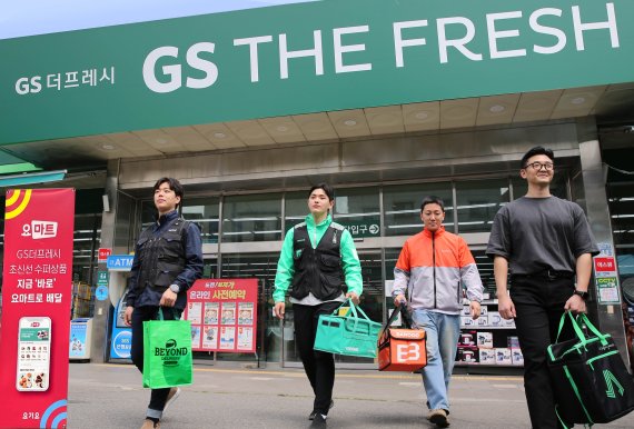GS리테일의 자체 도보 배달 플랫폼 '우리동네딜리버리-우친'과 배달대행사 부릉, 비욘드, 바로고가 전국 즉시 장보기 서비스를 돕는다.