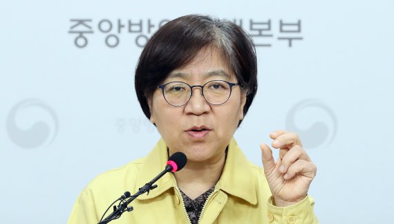 [청주=뉴시스]강종민 기자 = 정은경 중앙방역대책본부장(질병관리본부장)이 4일 오후 충북 청주 질병관리본부에서 신종 코로나바이러스 감염증(코로나19) 국내 발생 현황에 대해 브리핑하고 있다. 2020.03.04. ppkjm@newsis.com