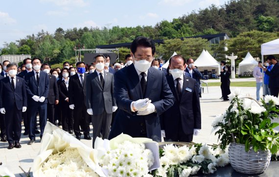 김영록 더불어민주당 전남도지사 후보가 지난 16일 광주 북구 운정동 국립5·18민주묘지를 참배하고 있다. (김영록 후보 선거사무소 제공) 2022.5.17/뉴스1 © News1 전원 기자