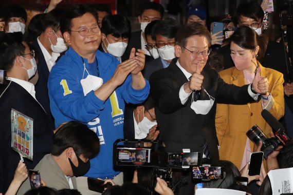 이재명 더불어민주당 총괄선대위원장이 16일 오후 서울 마포구 상상마당에서 열린 송영길 서울시장 후보의 거리유세를 찾아 지지를 호소하고 있다. 2022.5.16/뉴스1 © News1 민경석 기자