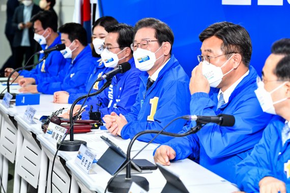 이재명 더불어민주당 총괄선대위원장이 13일 경기 수원시 김동연 경기지사 후보 선거사무소에서 열린 민주당 제1차 중앙선거대책위원회의에서 모두발언을 하고 있다. 2022.5.13/뉴스1 © News1 국회사진취재단