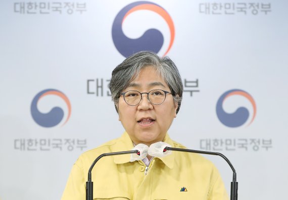 정은경 질병관리청장이 30일 오후 서울 종로구 세종대로 정부서울청사에서 가진 코로나19 중앙재난안전대책본부 정례브리핑에서 코로나19 대응현황 및 미국백신 제공계획 등을 설명하고 있다. 2021.5.30/뉴스1 © News1 박정호 기자