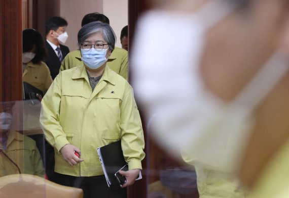 정은경 질병관리청장이 15일 오전 서울 종로구 정부서울청사에서 열린 신종 코로나바이러스 감염증(코로나19) 중앙재난안전대책본부회의(중대본)에 참석하고 있다. 2021.12.15/뉴스1 © News1 송원영 기자