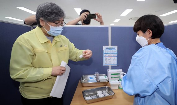 정은경 질병관리청장이 17일 충북 청주시 흥덕구 하나병원을 방문해 코로나19 백신 접종 현황을 점검하고 있다. 2021.9.17/뉴스1 © News1 장수영 기자