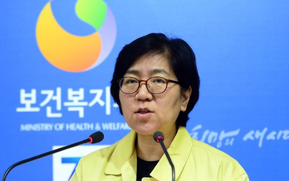 정은경 보건복지부 중앙메르스관리대책본부 현장점검반장이 17일 정부세종청사 복지부 공용브리핑실에서 메르스 정례브리핑을 하고 있다. 2015.7.17/뉴스1 © News1 장수영 기자