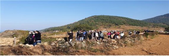 한국청소년상담복지개발원과 한국해양재단은 18일 '가정 밖 청소년의 해양 특성화 교육 활동 지원'을 위한 업무협약을 체결했다. 사진은 '2021년 해양문화나눔' 프로그램 중 청산도 탐방. 청소년상담복지개발원 제공