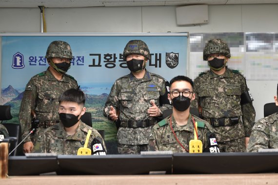 원인철 합참의장(가운데)이 육군 제22사단 GOP 대대 지휘소에서 경계작전태세를 점검하고 있다.(합참 제공)© 뉴스1