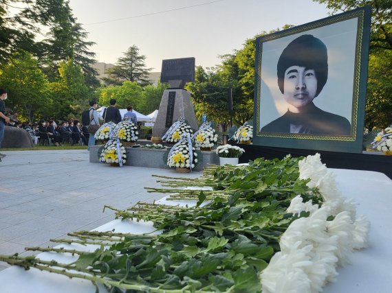 5·18 민중항쟁 42주년을 맞는 17일 오후 전주시 전북대학교 이세종 열사 추모비 앞에 국화꽃이 놓여져있다.2022.5.17/강교현 기자 © News1 강교현 기자