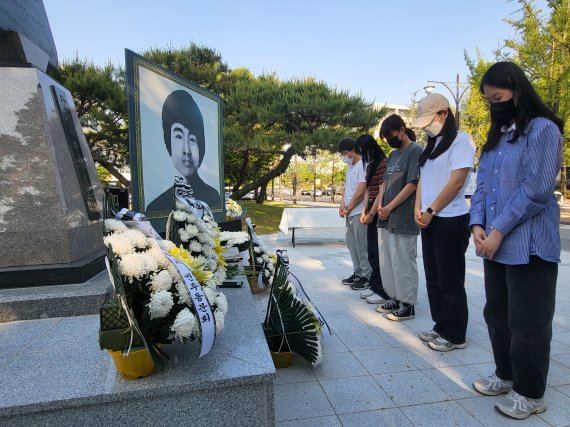 5·18 민중항쟁 42주년을 맞는 17일 오후 전주시 전북대학교 이세종 열사 추모비 앞에서 학생들이 5·18 전국 최초 희생자인 이세종 열사에게 헌화 후 묵념을 하고 있다.2022.5.17/강교현 기자 © News1 강교현 기자