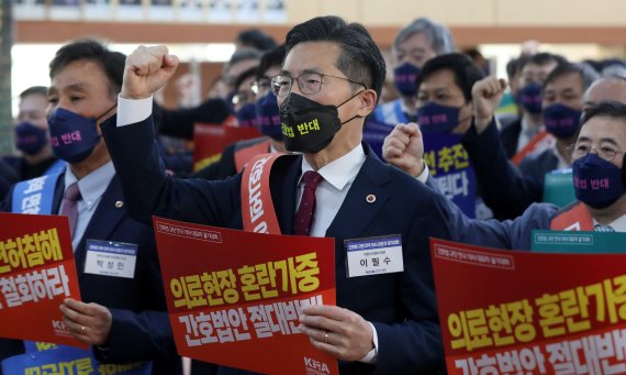 [서울=뉴시스] 추상철 기자 =15일 오후 서울 영등포구 서울특별시의사회관에서 열린 '간호법 규탄 전국 의사 대표자 궐기대회'에서 이필수 대한의사협회 회장을 비롯한 참석자가 구호를 외치고 있다. 2022.05.15. scchoo@newsis.com