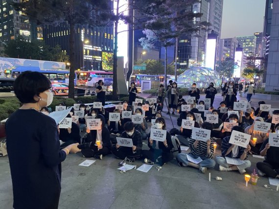 '강남역 살인사건' 6주기를 맞아 서울여성회가 17일 오후 강남역 앞에서 '강남역 여성살인 6주기 추모행동'을 열고 피해자를 추모하고 여성혐오 범죄 재발 방지책 마련을 촉구했다. © 뉴스1