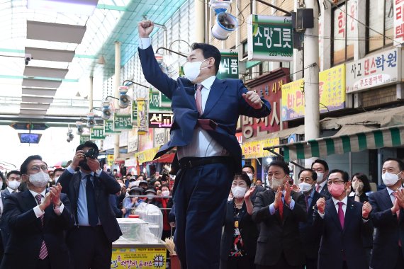 [청주=뉴시스] 인수위사진기자단 = 윤석열 대통령 자료 사진. 사진은 윤 대통령이 당선인 시절인 지난달 29일 충남·충북지역 '약속과 민생의 행보' 일환으로 충북 청주시 육거리종합시장을 방문해 어퍼컷 세리머니를 하는 모습. 2022.04.29. photo@newsis.com