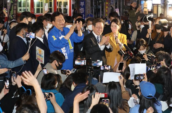 [서울=뉴시스] 조수정 기자 = 인천 계양을 국회의원 보궐선거에 출마하는 이재명 더불어민주당 상임고문과 송영길 서울시장 후보가 16일 서울 마포구 홍대 상상마당 앞에서 지지를 호소하고 있다.<div id='ad_body2' class='ad_center'></div> 2022.05.16. chocrystal@newsis.com