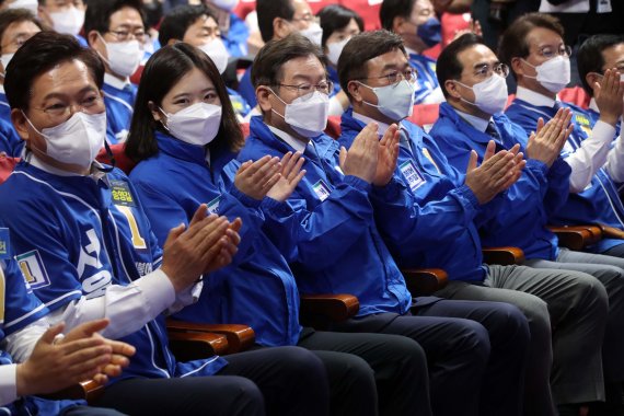 [서울=뉴시스] 김선웅 기자 = 이재명 더불어민주당 총괄선거대책위원장과 박지현, 윤호중 공동비대위원장이 11일 서울 여의도 국회 의원회관에서 열린 전국동시지방선거 및 재보궐선거 더불어민주당 통합선거대책위원회 출범식 및 공천장 수여식에서 박수를 치고 있다. 2022.05.11. mangusta@newsis.com