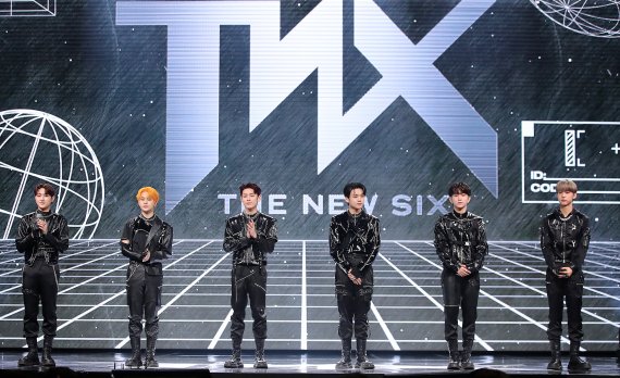 보이그룹 TNX(티엔엑스, The New Six)가 17일 오후 서울 용산구 한남동 블루스퀘어에서 열린 첫 번째 미니앨범 ‘WAY UP’ 발매 기념 쇼케이스에서 포토타임을 갖고 있다. 2022.5.17/뉴스1 © News1 김진환 기자