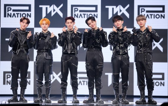 보이그룹 TNX(티엔엑스, The New Six)가 17일 오후 서울 용산구 한남동 블루스퀘어에서 열린 첫 번째 미니앨범 ‘WAY UP’ 발매 기념 쇼케이스에서 포토타임을 갖고 있다. 2022.5.17/뉴스1 © News1 김진환 기자