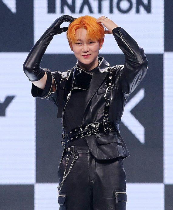 보이그룹 TNX(티엔엑스, The New Six)의 장현수가 17일 오후 서울 용산구 한남동 블루스퀘어에서 열린 첫 번째 미니앨범 ‘WAY UP’ 발매 기념 쇼케이스에서 포토타임을 갖고 있다. 2022.5.17/뉴스1 © News1 김진환 기자