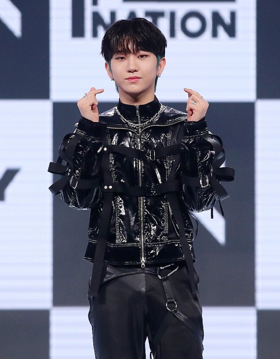 보이그룹 TNX(티엔엑스, The New Six)의 오성준이 17일 오후 서울 용산구 한남동 블루스퀘어에서 열린 첫 번째 미니앨범 ‘WAY UP’ 발매 기념 쇼케이스에서 포토타임을 갖고 있다. 2022.5.17/뉴스1 © News1 김진환 기자