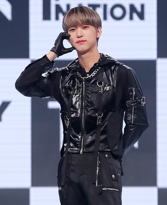 보이그룹 TNX(티엔엑스, The New Six)의 은휘가 17일 오후 서울 용산구 한남동 블루스퀘어에서 열린 첫 번째 미니앨범 ‘WAY UP’ 발매 기념 쇼케이스에서 포토타임을 갖고 있다. 2022.5.17/뉴스1 © News1 김진환 기자