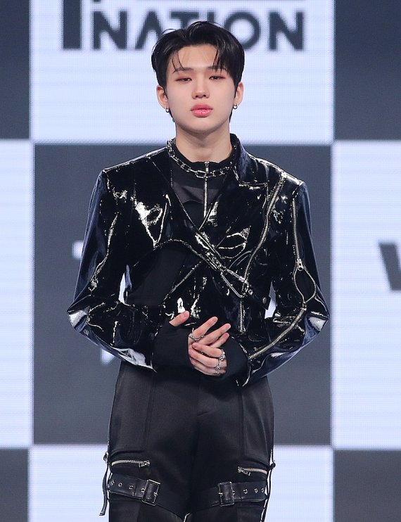 보이그룹 TNX(티엔엑스, The New Six)의 천준혁이 17일 오후 서울 용산구 한남동 블루스퀘어에서 열린 첫 번째 미니앨범 ‘WAY UP’ 발매 기념 쇼케이스에서 포토타임을 갖고 있다. 2022.5.17/뉴스1 © News1 김진환 기자