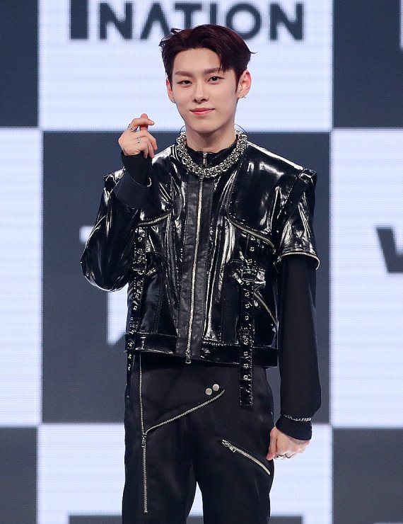 보이그룹 TNX(티엔엑스, The New Six)의 우경준이 17일 오후 서울 용산구 한남동 블루스퀘어에서 열린 첫 번째 미니앨범 ‘WAY UP’ 발매 기념 쇼케이스에서 포토타임을 갖고 있다. 2022.5.17/뉴스1 © News1 김진환 기자