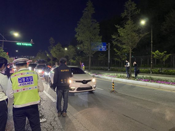 천안시 체납기동팀이 경찰청 음주단속과 병행하는 유관기관 합동 체납차량 번호판 영치활동을 벌이는 모습.