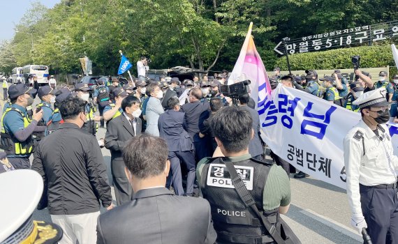 제42주년 5·18민주화운동 기념식이 열리는 18일 오전 광주 북구 운정동 국립5·18민주묘지 정문 앞에서 오월 공법단체와 보수 유튜버간 충돌이 빚어지고 있다. 2022.5.18/뉴스1 © News1 이승현 수습기자