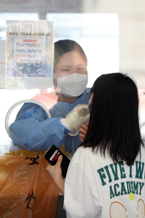 경기도는 지난 17일 7779명이 확진판정을 받아 코로나19 누적 확진자는 486만8644명이 됐다고 18일 밝혔다./뉴스1 © News1 황기선 기자